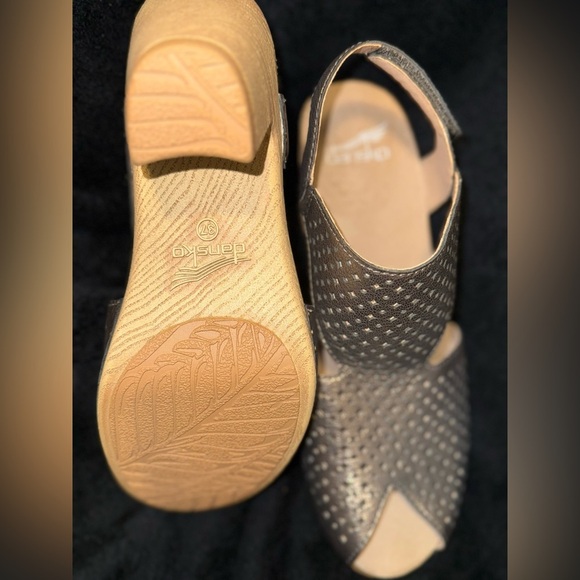 Dansko Silver Sandals with Perforated Upper and Slingback new* - Picture 7 of 16